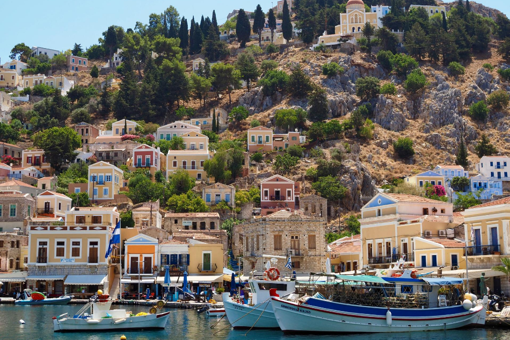 griekenland-symi-boten—huizen-nazomer-vakantie-huizenruil